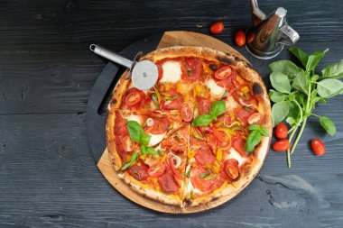 Salamlı ve domatesli pizza.