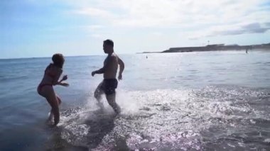 Deniz gezilerinde mutlu genç çift