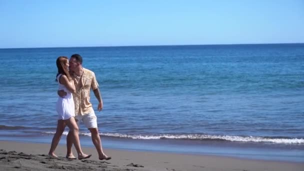 Jovem casal feliz nas férias do mar — Vídeo de Stock