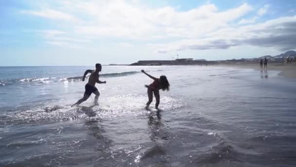 Glada unga par vid havet semester — Stockvideo