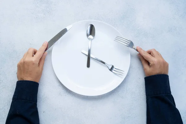 Concepto Dieta Intermitente Plato Vacío Manos Con Tenedor Cuchillo —  Fotos de Stock