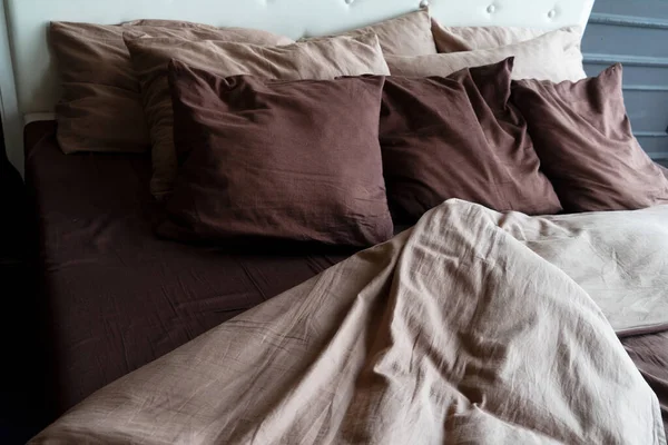 View Bed Beaige Linen Burgundy Pillows Close — Stock Photo, Image
