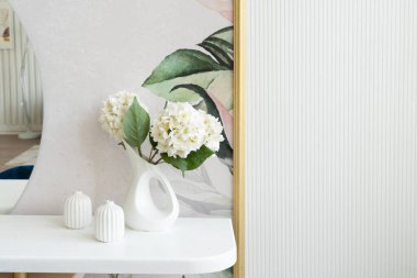 Beyaz odada aynalı giyinme masası.