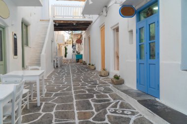 Naoussa tipik beyaz sokak, Yunanistan 'ın Paros adasında küçük bir köy