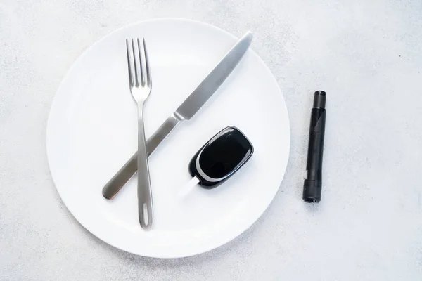 Diabetes Concepto Planificación Dieta Plato Vacío Con Tenedor Cuchillo Glukemetr — Foto de Stock