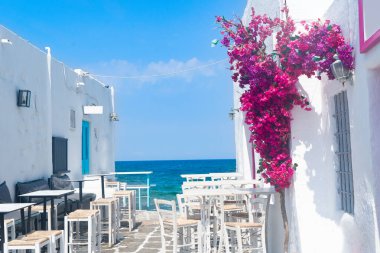 Naoussa tipik beyaz sokak denize açılıyor, Yunanistan 'ın Paros adasında küçük bir köy.