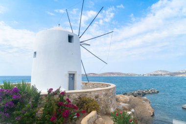 Paros adasının yel değirmeni, Yunanistan 'da yaz