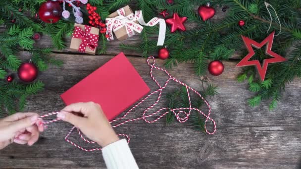 Dando presente de Natal — Vídeo de Stock