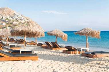 Güneşli yataklı yaz plajı, Mykonos Adası, Yunanistan