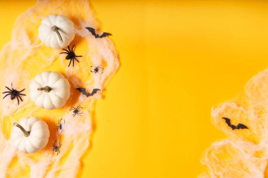 Turuncu arka planda Cadılar Bayramı sahnesi