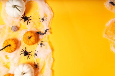 Turuncu arka planda Cadılar Bayramı sahnesi