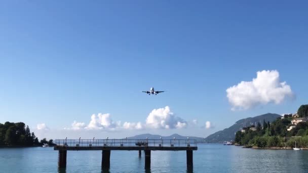 Avión volando sobre — Vídeos de Stock