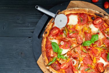 Salamlı ve domatesli pizza.