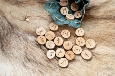 Falcılık için el yapımı rünler