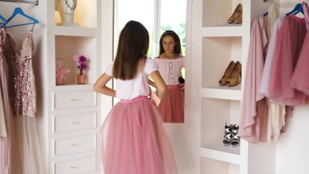 Tiener meisje in tutu-rok en high-heeled schoenen maken selfie op smartphone — Stockvideo