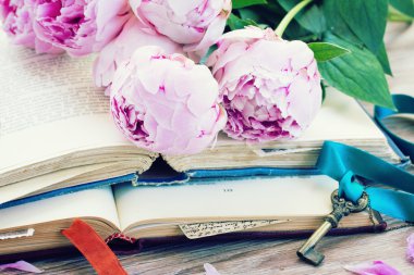 Bir yığın eski kitap.