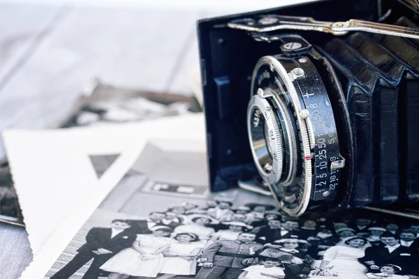 Антикварная фотокамера — стоковое фото