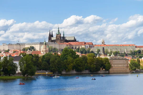 Horisont av Prag med vitus-katedralen — Stockfoto