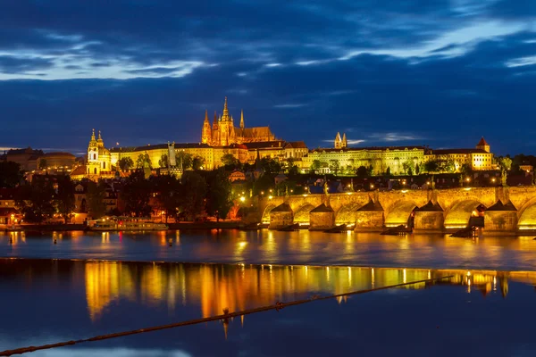 Vitus Katedrali ve charles Köprüsü ile Prag manzarası — Stok fotoğraf