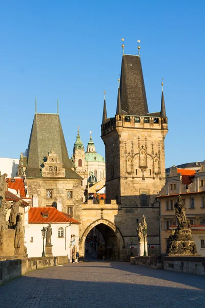 Utfärda utegångsförbud för står hög av Karlsbron i Prag — Stockfoto