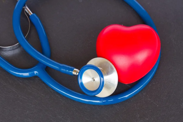 Stéthoscope avec coeur rouge — Photo