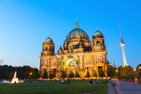 Berlin cathedral church berliner dom és a tv-torony fernsehturm — Stock Fotó