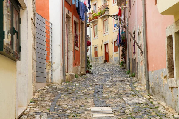 Calle en el casco antiguo de Lisboa — Foto de Stock