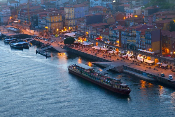 Terraplén en el casco antiguo de Oporto, Portugal — Foto de Stock