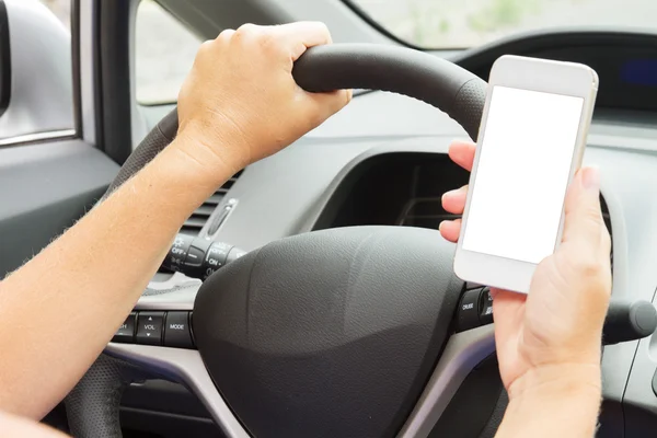 Mani che guidano e tengono in mano un telefono con schermo vuoto — Foto Stock