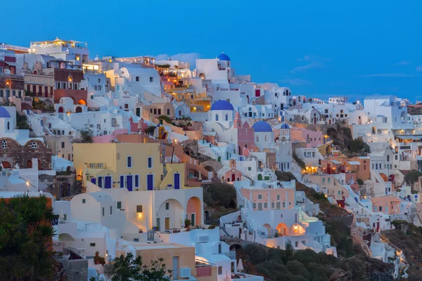 Oia Dorf bei Nacht, Santorin lizenzfreie Stockbilder