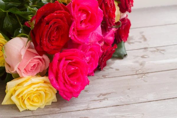 Красные и розовые розы на столе — стоковое фото