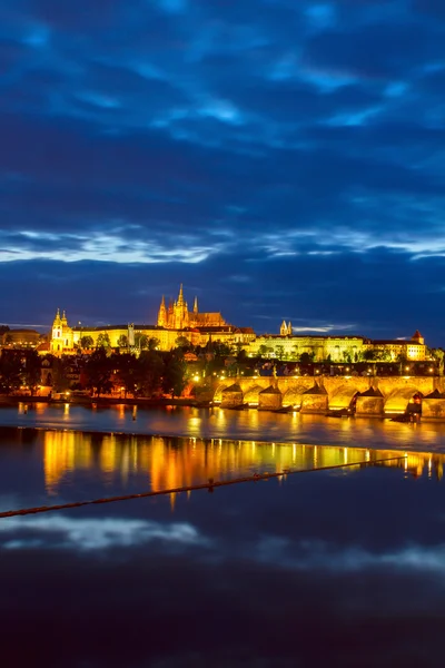 Svatovítské katedrály a Karlův most — Stock fotografie