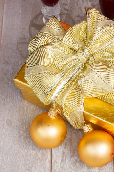 Caja de regalo de oro con decoraciones de Navidad — Foto de Stock