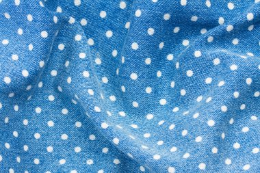 Mavi jeans ile beyaz puantiyeli