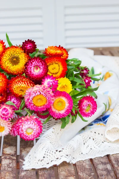 Buquê de flores eternas na mesa — Fotografia de Stock