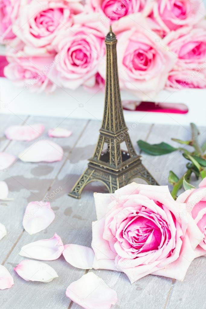 pink  roses  with eiffel tour on table