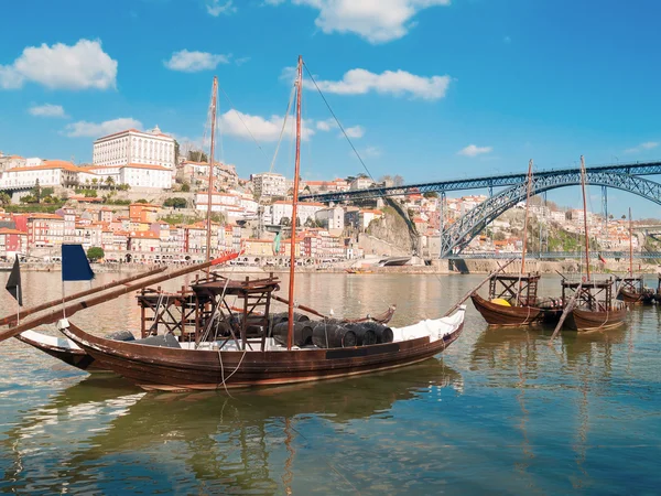 Traditionele haven wijn boten, porto, portugal — Stockfoto