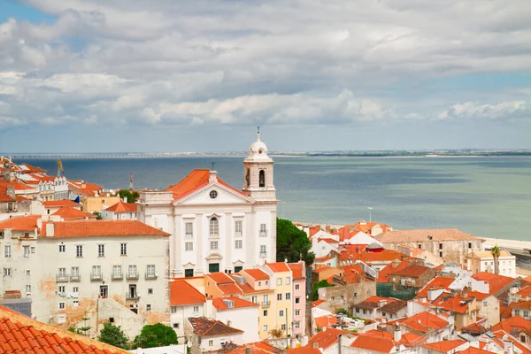 Вид Alfama, Lisbon, Portugal — стоковое фото