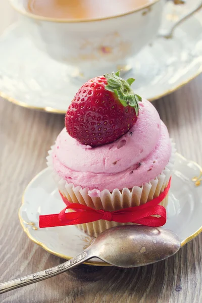 Cupcake with strawberry — Stock Photo, Image