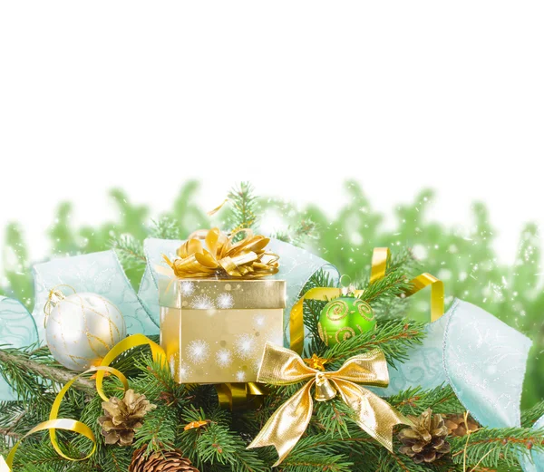 Fir tree and  christmas decorations with gift box — Stock Photo, Image