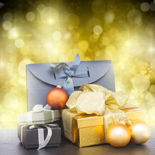 Stapel von Geschenkboxen mit Weihnachtsdekoration — Stockfoto