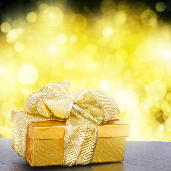 Goldene Geschenkbox — Stockfoto