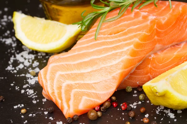 Preparazione di bistecca di salmone — Foto Stock