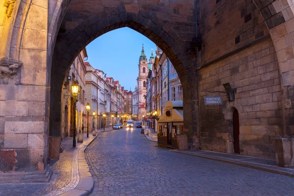 Vchod do staré město Hradčany v noci, Praha — Stock fotografie