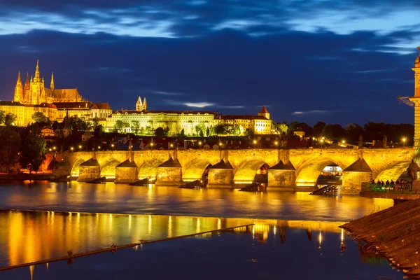 Skyline van Praag met charles brug bij nacht — Stockfoto