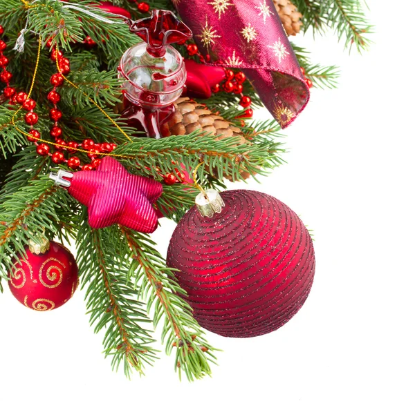 Jedle strom s červenými vánoční ozdoby a kužely — Stock fotografie