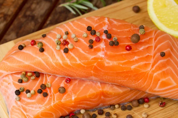 Preparazione di bistecca di salmone — Foto Stock