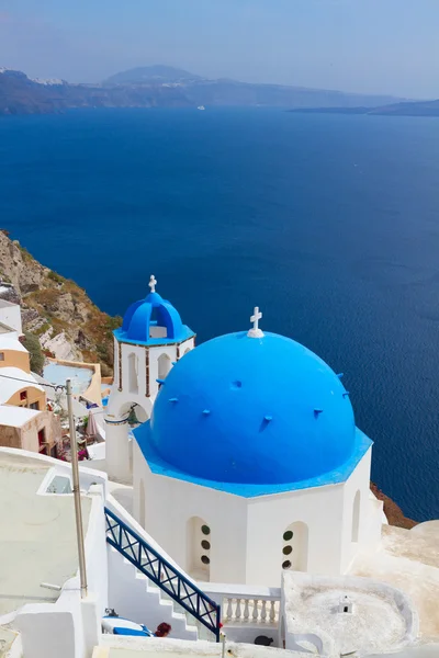 Vista de la caldera con cúpulas azules, Santorini — Foto de Stock