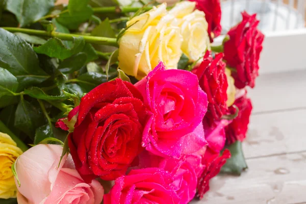 Gele en roze rozen op tafel — Stockfoto