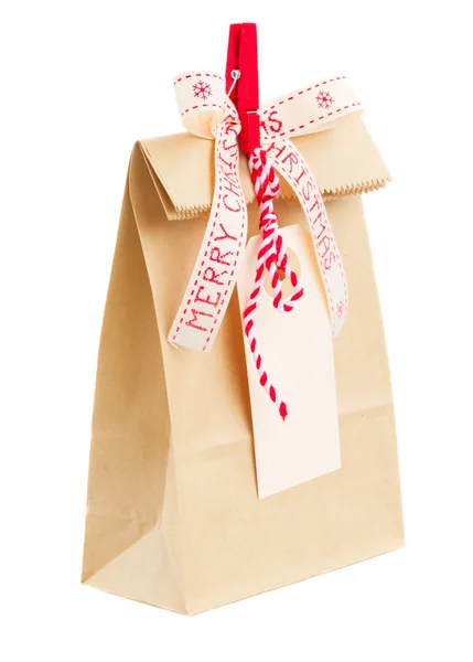 クリスマスのタグ付きの紙バッグ — ストック写真